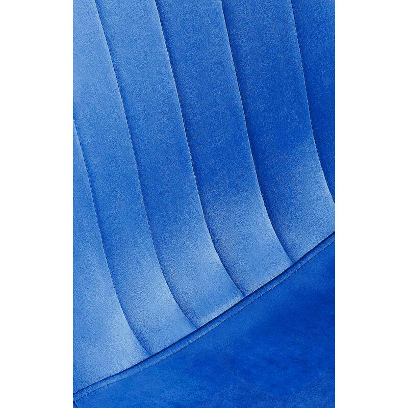 Stilfuld fløjls spisebordstol med polstret sæde og ryglæn