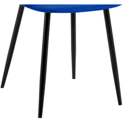 Stilfuld fløjls spisebordstol med polstret sæde og ryglæn