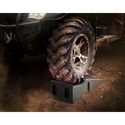 Sæt af to sorte vejramper og to gule hjulspærrer til bilvedligeholdelse