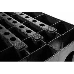 Sæt af to sorte vejramper og to gule hjulspærrer til bilvedligeholdelse