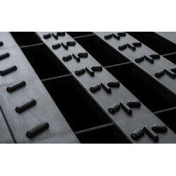 Sæt af to sorte vejramper og to gule hjulspærrer til bilvedligeholdelse