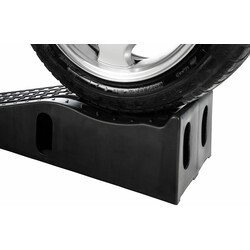 Sæt af to sorte vejramper og to gule hjulspærrer til bilvedligeholdelse