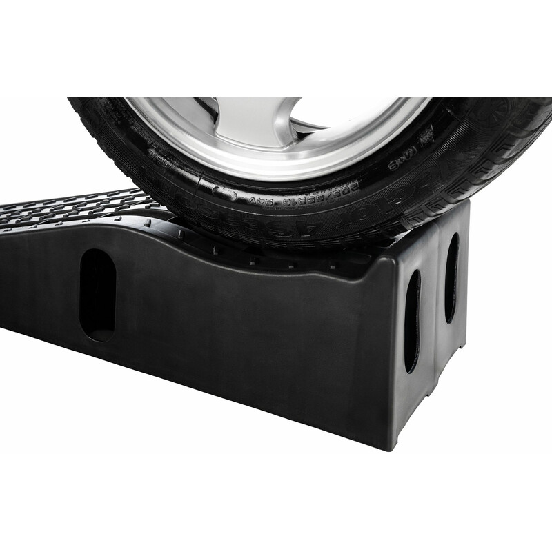 Sæt af to sorte vejramper og to gule hjulspærrer til bilvedligeholdelse