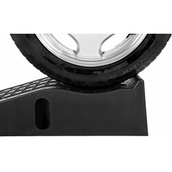 Sæt af to sorte vejramper og to gule hjulspærrer til bilvedligeholdelse