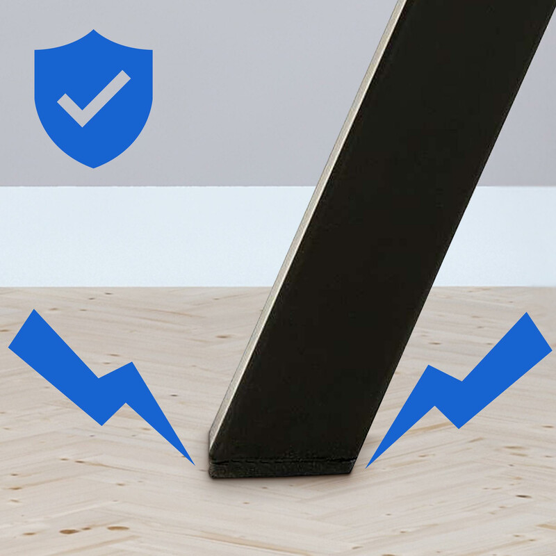 Elegant fløjlsbeklædt spisestol med drejelig sæde og metalramme