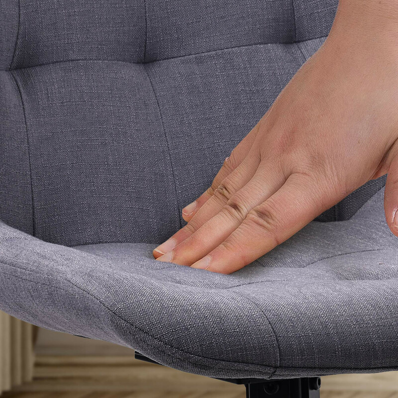 Elegant drejelig spisestol med polstret sæde rygstøtte og sort metalramme