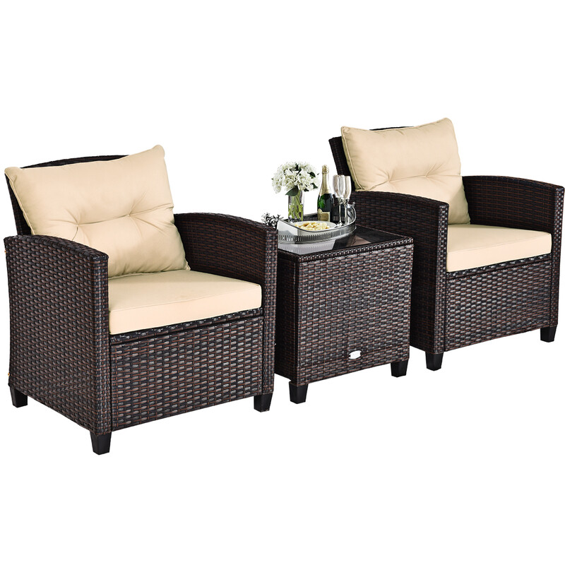 3‑deligt terrassæt i gul rattan med sofaer bord og puder