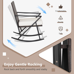 Udendørs møbelset i brun PE‑rotting med 2 gynge stole og sofabord