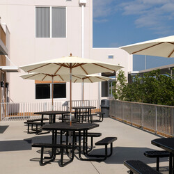 Terrassparasoll træ ramme 300 cm diameter beige justerbar hældning