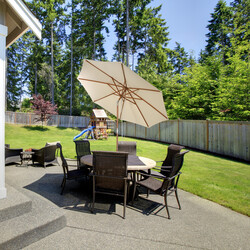 Terrassparasoll træ ramme 300 cm diameter beige justerbar hældning