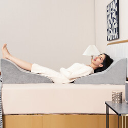 Ergonomisk kilpude kort plysch skum grå 51x32x63 cm