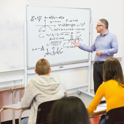 Whiteboard dobbelt side justerbar højde mobil hvid metalramme 120x90 cm