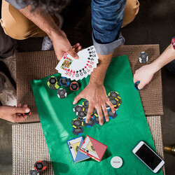 Poker sæt med 500 marker 2 kortspil 5 terninger og sort opbevaringstaske