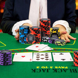 Poker sæt med 500 marker 2 kortspil 5 terninger og sort opbevaringstaske