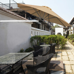 Vægmonteret terrassparasoll beige 247cm diameter 180cm højde justerbar mast aluminium polyester