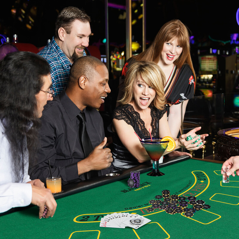 Pokersæt med 600 spillechips sort aluminiums taske automatisk kortblander for 4-10 spillere