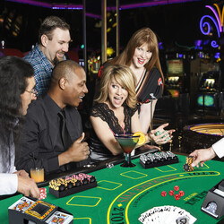 Pokerset med 300 chips sort aluminium taske automatisk kortblander