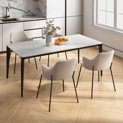 2 ergonomiske spisestole med buet rygstøtte armlæn metalram i beige