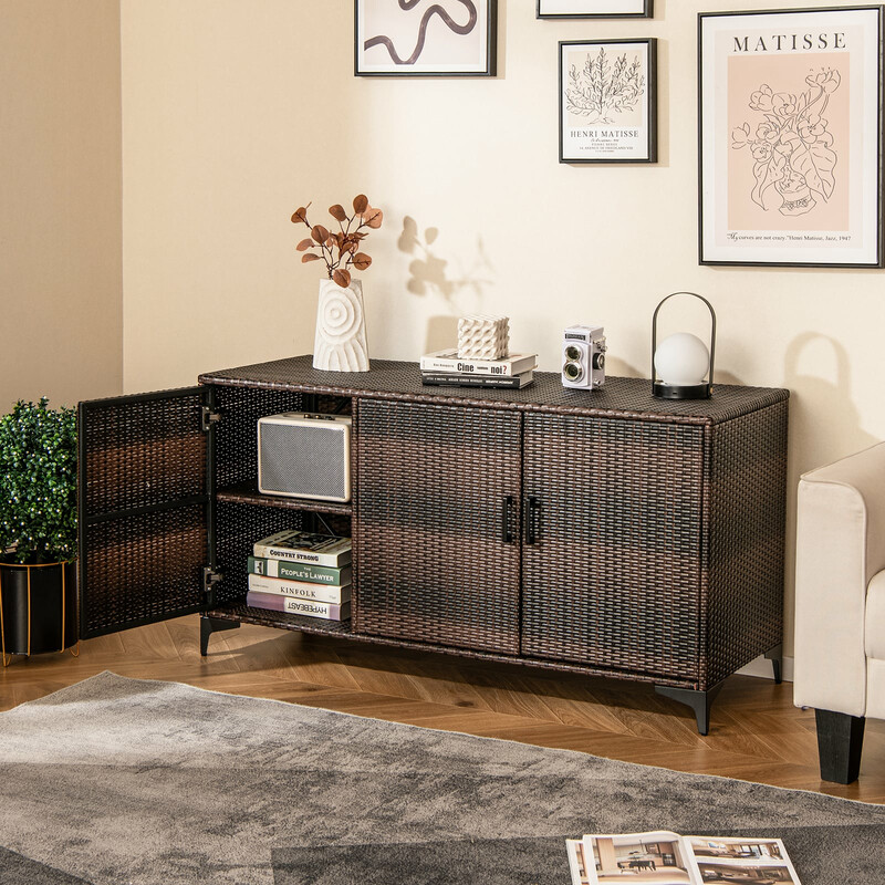 Opbevaringsskab PE‑rotting brun 135x50x70 cm 318 L med hylder og døre