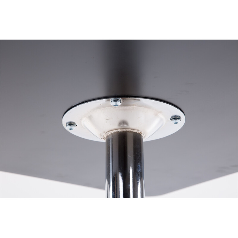 Stilfuldt ståbord 60x60 cm firkantet med aluminiumsramme 108 cm højde