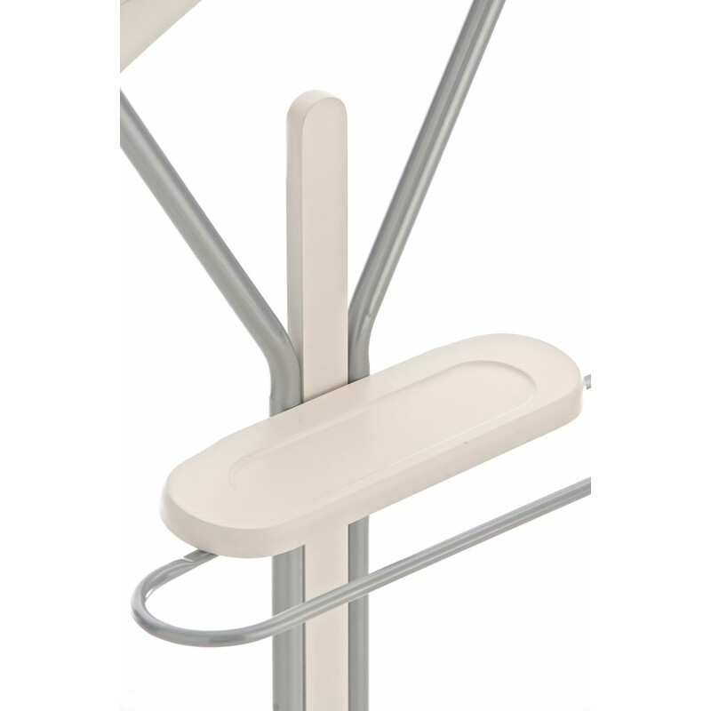 Elegant unisex metal tøjservitør med krombelægning og træfarve