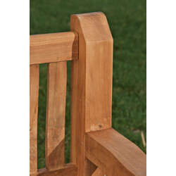 Stilfuld teak havebænk med ergonomisk design og slank profil