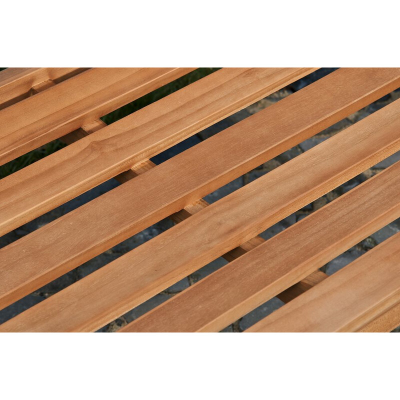 Stilfuld teak havebænk med ergonomisk design og slank profil