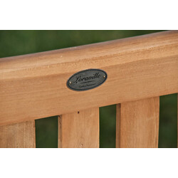 Stilfuld teak havebænk med ergonomisk design og slank profil