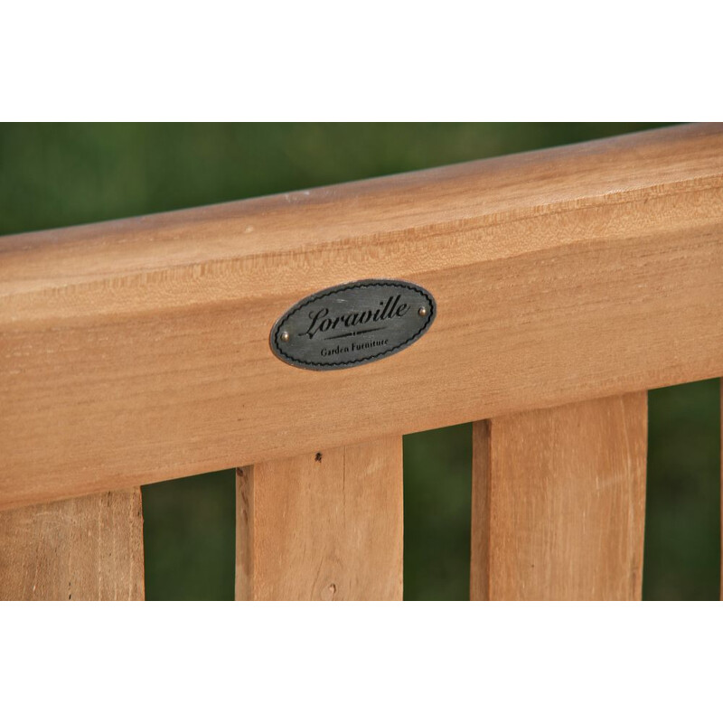 Stilfuld teak havebænk med ergonomisk design og slank profil