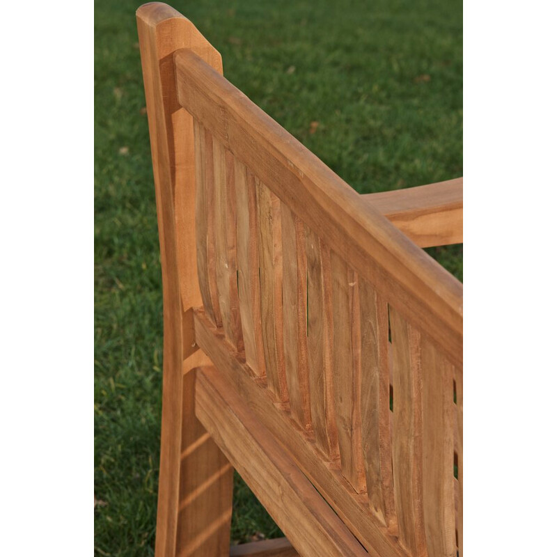 Stilfuld teak havebænk med ergonomisk design og slank profil