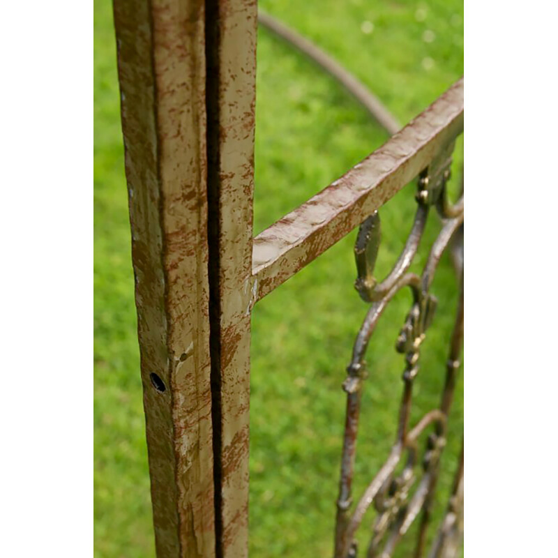 Luksuriøs rund havepavillon med antik rustpatina og otte søjler