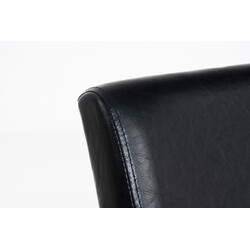 Elegant spisestol i kunstlæder med høj ryg og træben