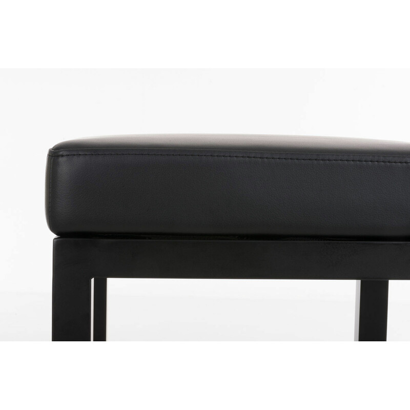 Moderne barstol med polstret sæde fodstøtte og sort metalramme