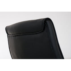 Stilfuld ergonomisk besøgsstol i kunstlæder med kromet ramme og høj ryg