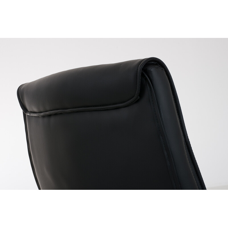 Stilfuld ergonomisk besøgsstol i kunstlæder med kromet ramme og høj ryg