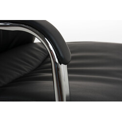 Stilfuld ergonomisk besøgsstol i kunstlæder med kromet ramme og høj ryg