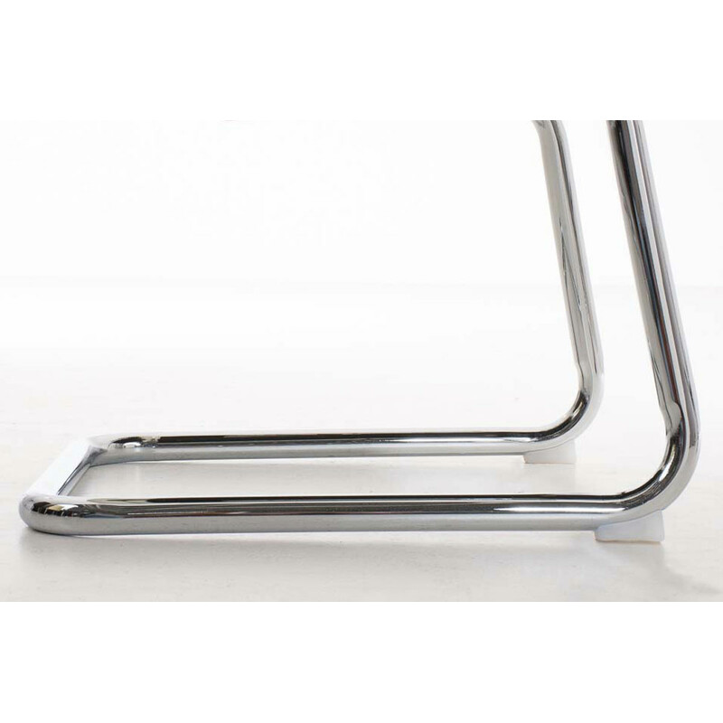 Stilfuld ergonomisk besøgsstol i kunstlæder med kromet ramme og høj ryg