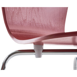 Stabelbar besøgsstol med træsidde og kromfarvet metalramme