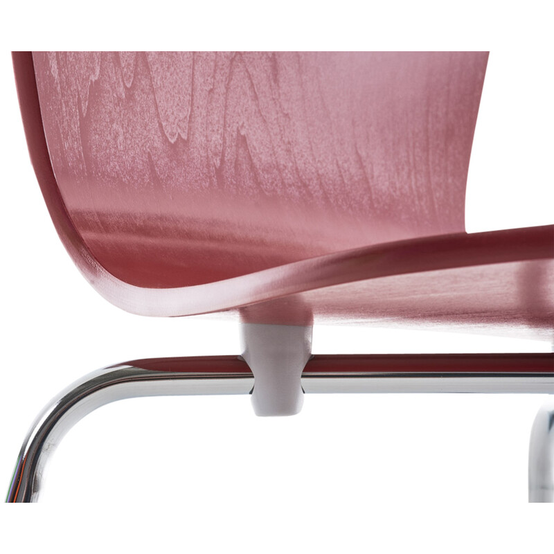 Stabelbar besøgsstol med træsidde og kromfarvet metalramme