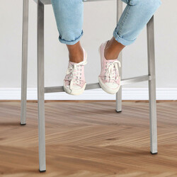 Elegant barstol med polstret stofbetræk og armlæn i rustfrit stål