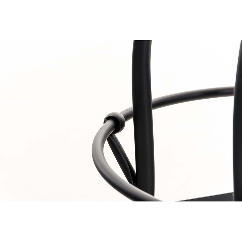 Industriel justerbar barstol med træsidde metalramme og rund fodstøtte