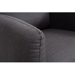 Tilgard komfortabel lænestol med polstrede armlæn og træben