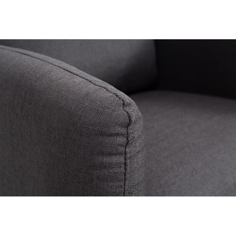 Tilgard komfortabel lænestol med polstrede armlæn og træben