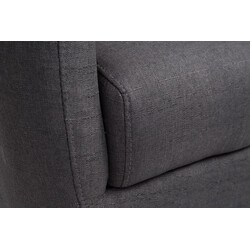 Tilgard komfortabel lænestol med polstrede armlæn og træben