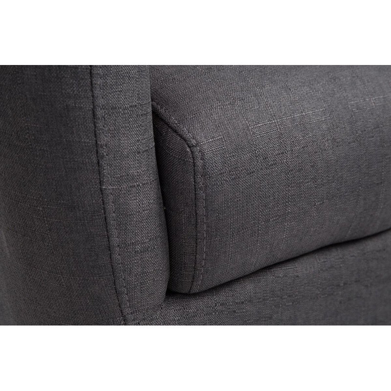 Tilgard komfortabel lænestol med polstrede armlæn og træben