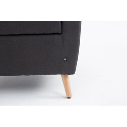 Tilgard komfortabel lænestol med polstrede armlæn og træben