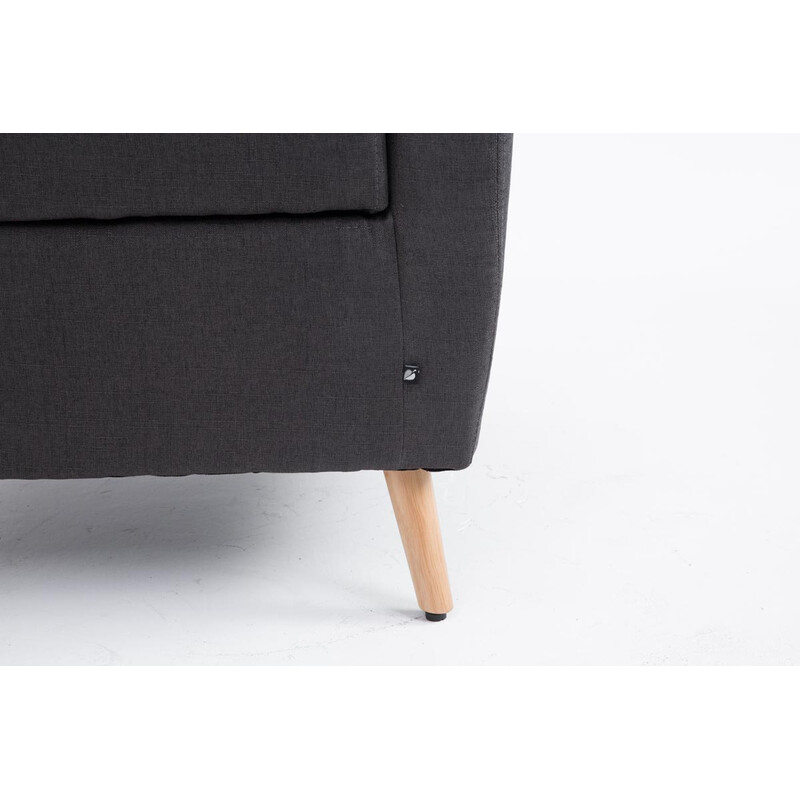 Tilgard komfortabel lænestol med polstrede armlæn og træben