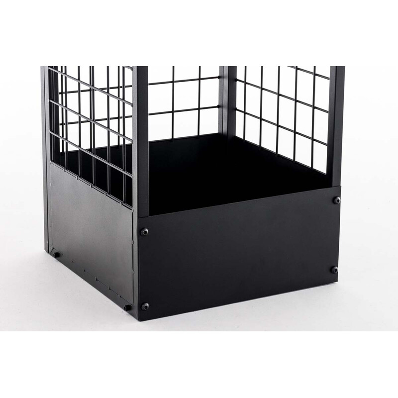 Sort metal brændefod med rustikt gitter og ekstra hylde