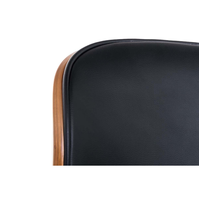 Stilfuld højdejusterbar barstol med kunstlæder kromben og 360° drejbart sæde