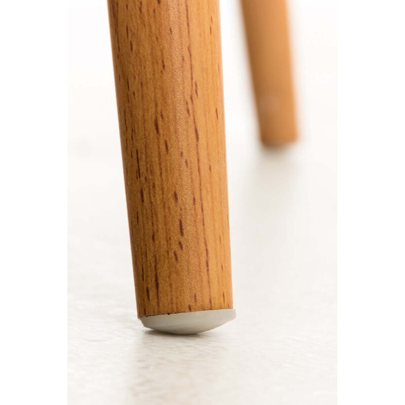 Elegant retro firebenet besøgsstol med træmønstret metalramme og plastsæde